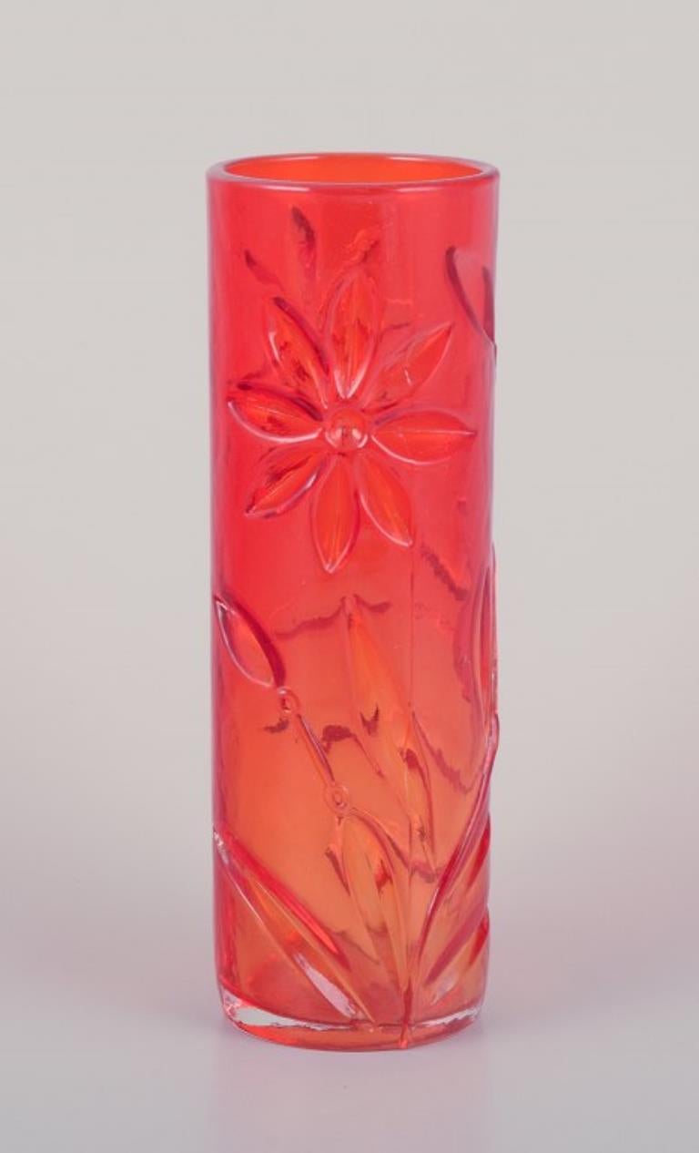 Suédois Fåglavik, Suède. Ensemble de quatre vases en verre d'art aux motifs floraux. en vente