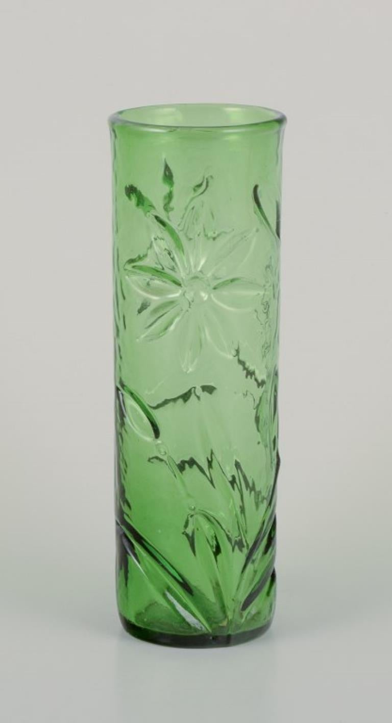 Suédois Fåglavik, Suède. Ensemble de quatre vases en verre d'art aux motifs floraux. en vente
