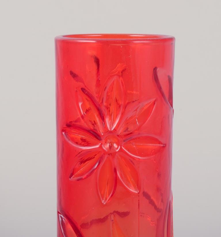 Fåglavik, Suède. Ensemble de quatre vases en verre d'art aux motifs floraux. Excellent état - En vente à Copenhagen, DK