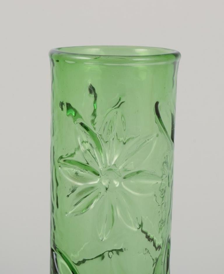 Fåglavik, Suède. Ensemble de quatre vases en verre d'art aux motifs floraux. Excellent état - En vente à Copenhagen, DK