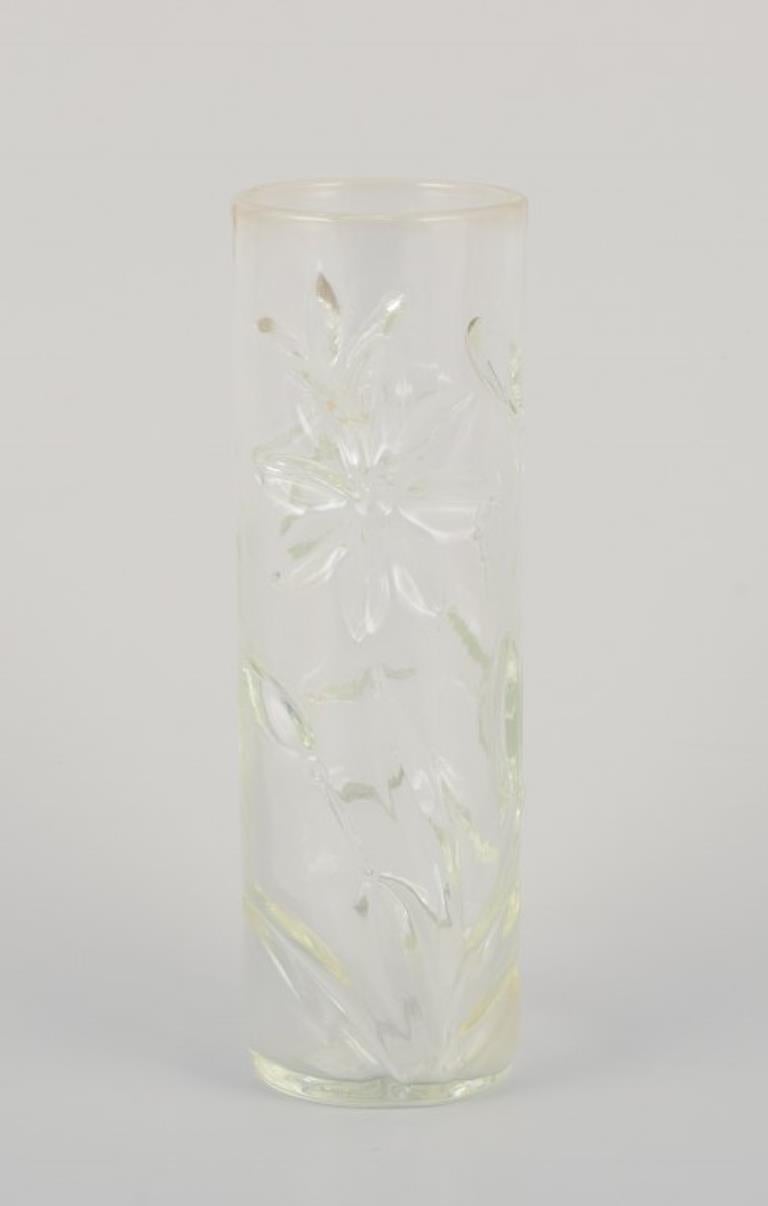 Fin du 20e siècle Fåglavik, Suède. Ensemble de quatre vases en verre d'art aux motifs floraux. en vente