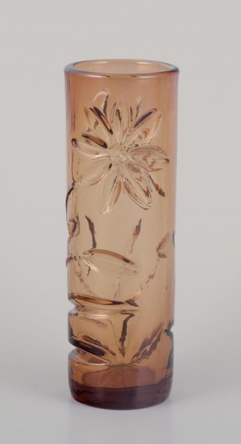 Fin du 20e siècle Fåglavik, Suède. Ensemble de quatre vases en verre d'art aux motifs floraux. en vente