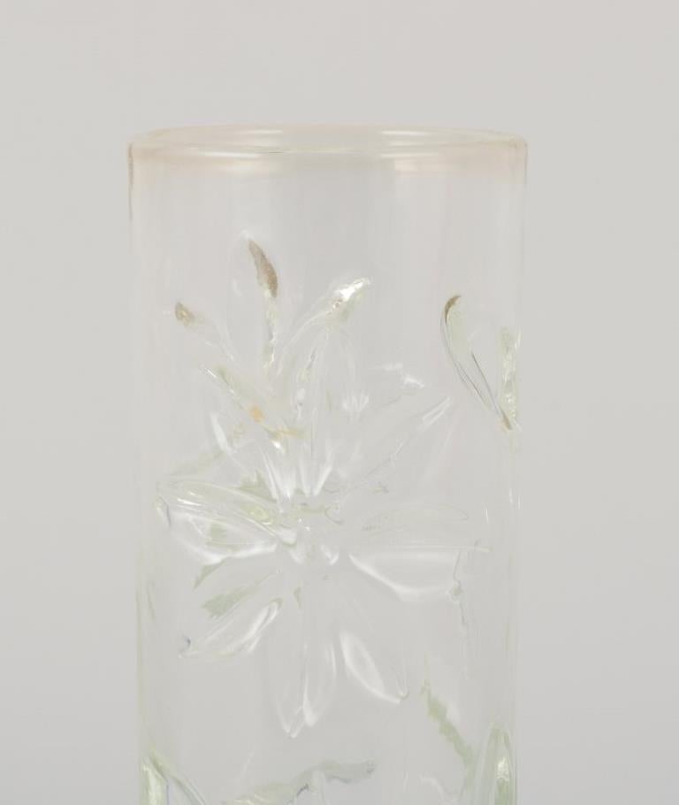 Verre d'art Fåglavik, Suède. Ensemble de quatre vases en verre d'art aux motifs floraux. en vente