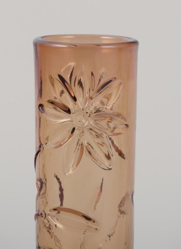 Verre d'art Fåglavik, Suède. Ensemble de quatre vases en verre d'art aux motifs floraux. en vente