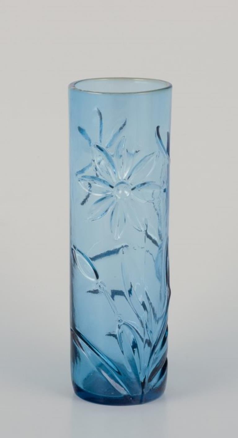 Fåglavik, Suède. Ensemble de quatre vases en verre d'art aux motifs floraux. en vente 1