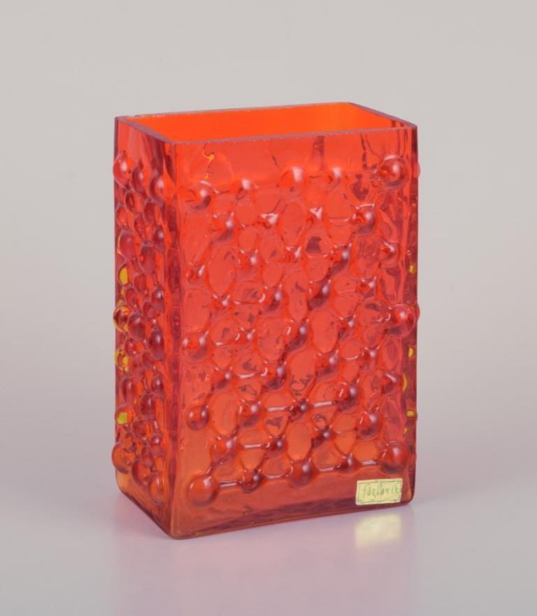 Fåglavik, Suède.
Deux vases en verre d'art. Design/One est un design moderniste avec un relief géométrique en forme de bulle.
Datant approximativement des années 1970.
Parfait état.
Dimensions : L 11,0 cm x P 7,0 cm x H 14,0 cm : L 11,0 cm x P 7,0