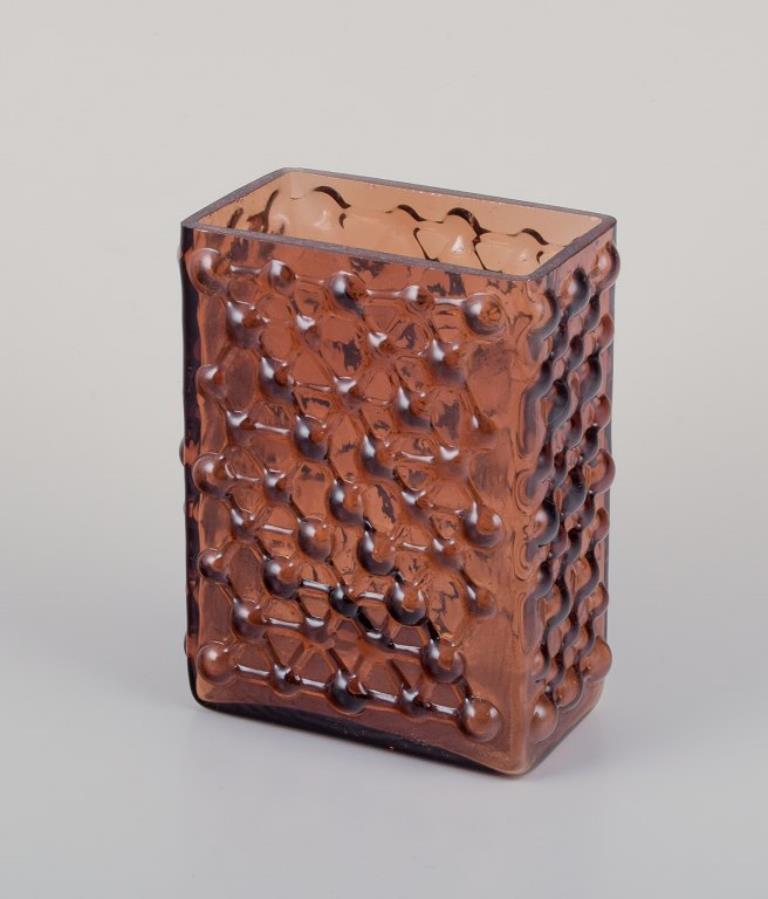 Fåglavik, Svezia.
Due vasi in vetro artistico. Design modernista con rilievo geometrico a bolle.
Approssimativamente dagli anni '70.
Condizioni perfette.
Dimensioni: L 11,0 cm x P 7,0 cm x H 14,0 cm.