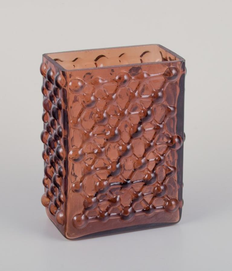 Scandinavo moderno Fåglavik, Svezia. Due vasi in vetro artistico. Design modernista con rilievo geometrico. in vendita