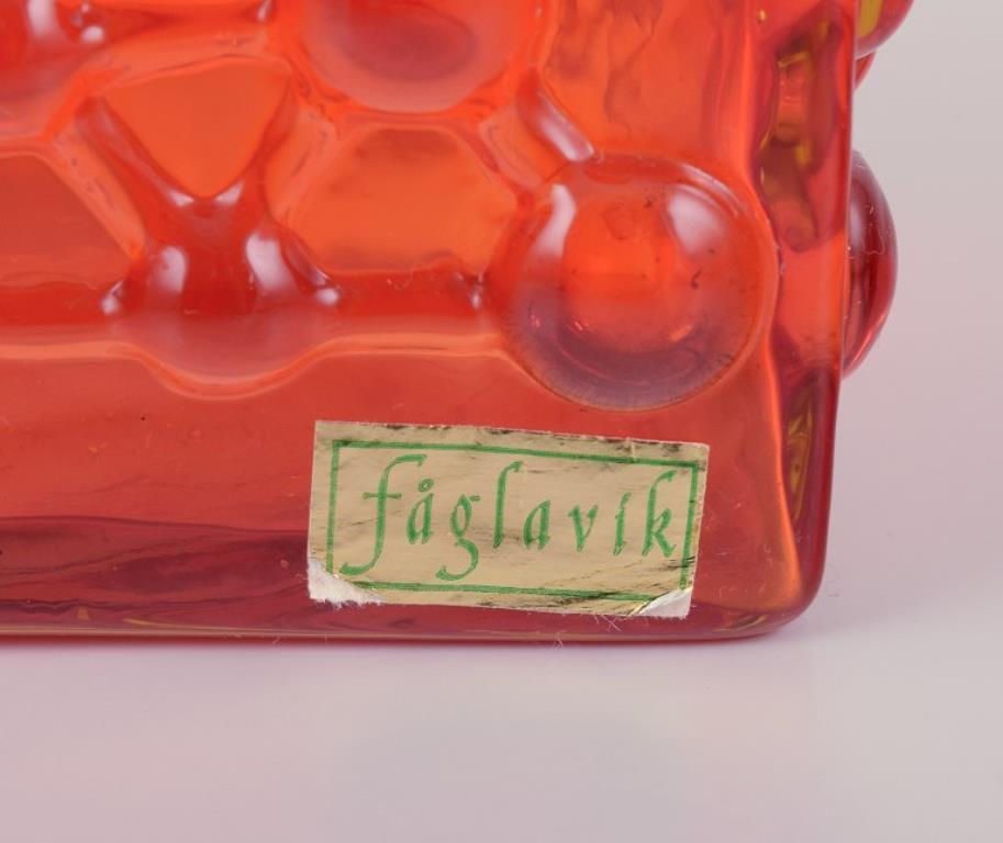 Suédois Fåglavik, Suède. Deux vases en verre d'art. Design moderniste avec un relief géométrique. en vente