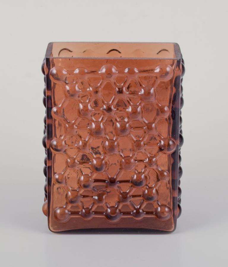 Svedese Fåglavik, Svezia. Due vasi in vetro artistico. Design modernista con rilievo geometrico. in vendita