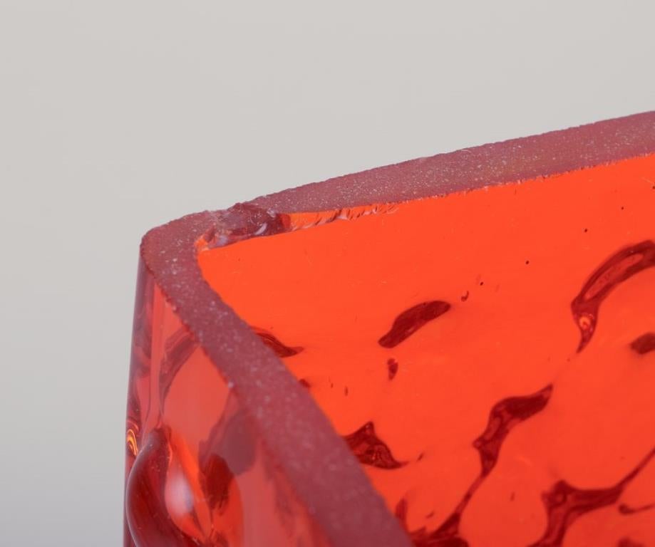 Fåglavik, Suède. Deux vases en verre d'art. Design moderniste avec un relief géométrique. Excellent état - En vente à Copenhagen, DK