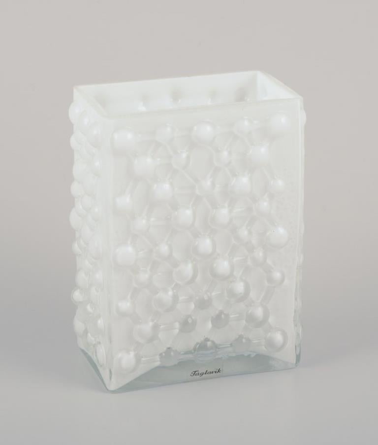 Fin du 20e siècle Fåglavik, Suède. Deux vases en verre d'art. Design moderniste avec un relief géométrique. en vente