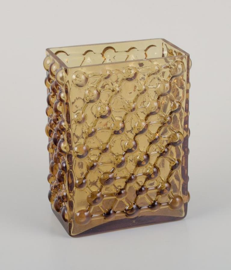 Fine XX secolo Fåglavik, Svezia. Due vasi in vetro artistico. Design modernista con rilievo geometrico. in vendita