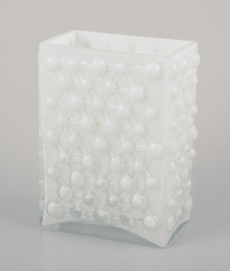 Verre d'art Fåglavik, Suède. Deux vases en verre d'art. Design moderniste avec un relief géométrique. en vente