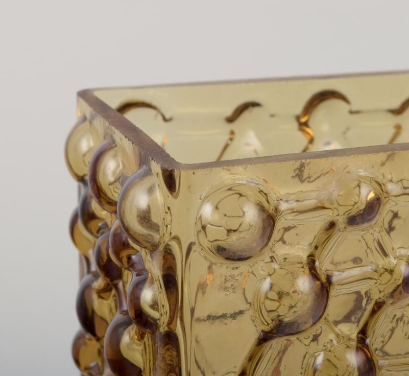 Fåglavik, Svezia. Due vasi in vetro artistico. Design modernista con rilievo geometrico. in vendita 1