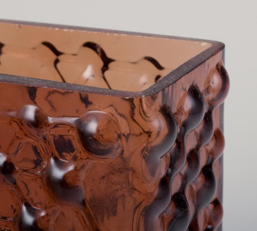 Fåglavik, Svezia. Due vasi in vetro artistico. Design modernista con rilievo geometrico. in vendita 2