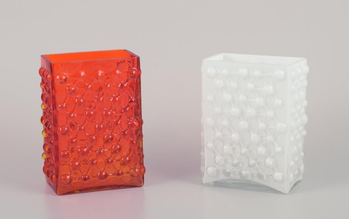 Fåglavik, Svezia. Due vasi in vetro artistico. Design modernista con rilievo geometrico.