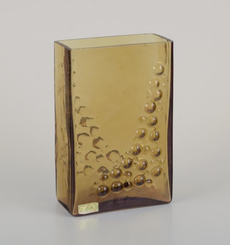 Fåglavik, Suède.
Deux vases en verre d'art. Design/One moderniste avec une bulle en relief.
Datant approximativement des années 1970.
Parfait état.
Dimensions : L 11,0 cm x P 7,0 cm x H 14,0 cm : L 11,0 cm x P 7,0 cm x H 14,0 cm.