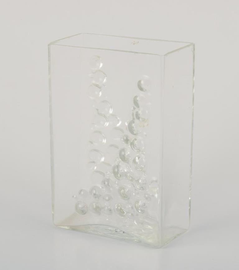 Fin du 20e siècle Fåglavik, Suède. Deux vases en verre d'art. Design moderniste avec relief de bulles en vente