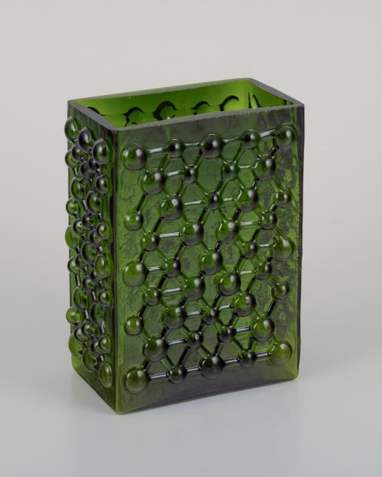 Fåglavik, Suède.
Deux vases en verre d'art. Design/One est de style moderniste avec un relief géométrique en forme de bulle.
Datant approximativement des années 1970.
Parfait état.
Dimensions : L 11,0 cm x P 7,0 cm x H 14,0 cm : L 11,0 cm x P 7,0 cm