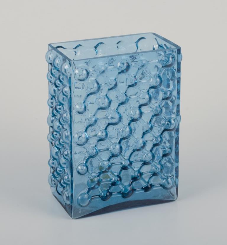 Scandinavo moderno Fåglavik, Svezia. Due vasi in vetro artistico con rilievi geometrici e bolle. in vendita