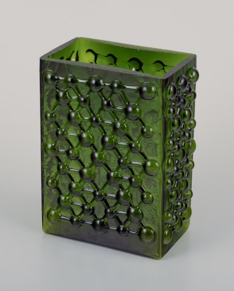 Scandinave moderne Fåglavik, Suède. Deux vases en verre d'art avec un relief géométrique en bulles en vente