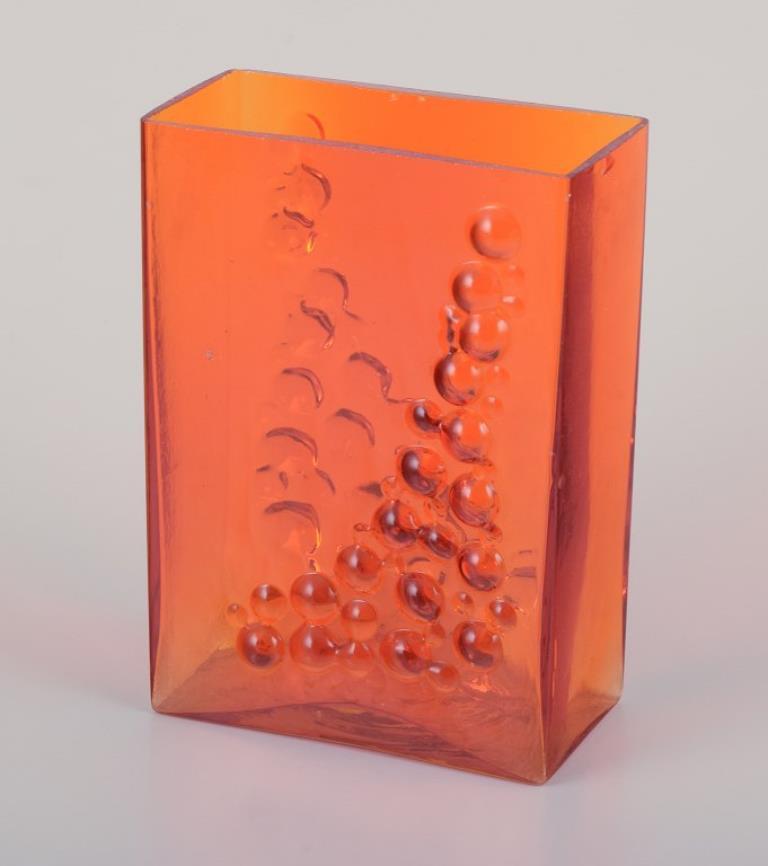 Suédois Fåglavik, Suède. Deux vases en verre d'art avec un relief géométrique en bulles en vente