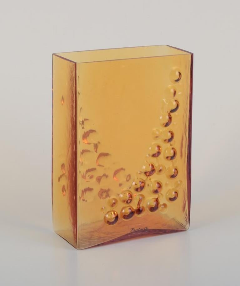Fåglavik, Svezia. Due vasi in vetro artistico con rilievi geometrici e bolle. In condizioni ottime in vendita a Copenhagen, DK