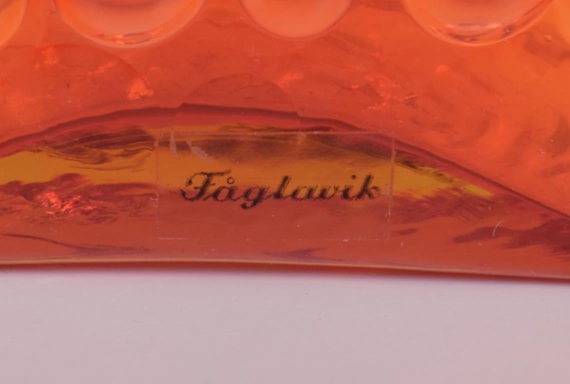 Fin du 20e siècle Fåglavik, Suède. Deux vases en verre d'art avec un relief géométrique en bulles en vente