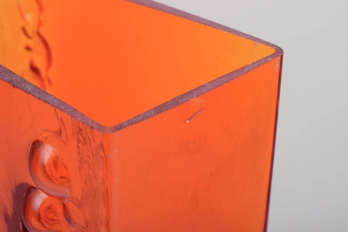 Verre d'art Fåglavik, Suède. Deux vases en verre d'art avec un relief géométrique en bulles en vente