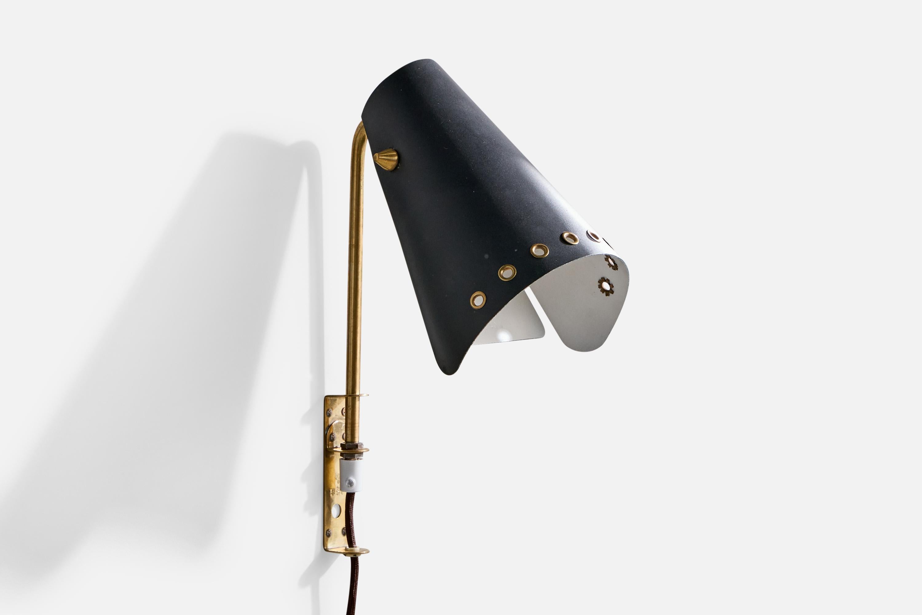 An adjustable black-lacquered metal and brass wall light, produced by Fåglavik, Sweden, c. 1950s.

Overall Dimensions (Inches): 13.0
