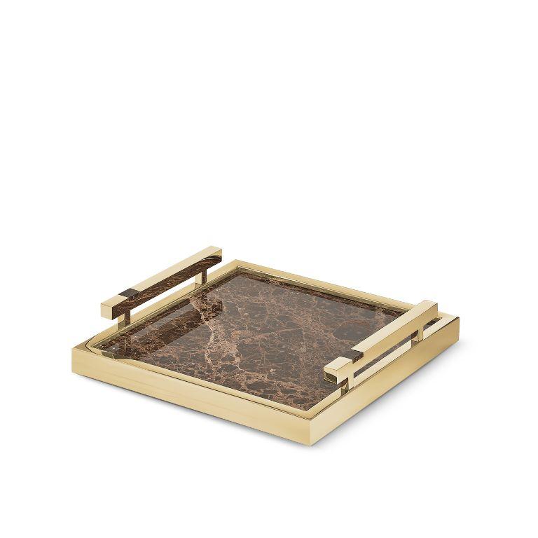 Wir stellen das Fahari Deko-Tablett vor, ein exquisites Einzelstück, das mit seinem luxuriösen Design und seiner unvergleichlichen Handwerkskunst jedes Ambiente verwandelt. Dieses atemberaubende Tablett ist mit einer glänzenden, vergoldeten