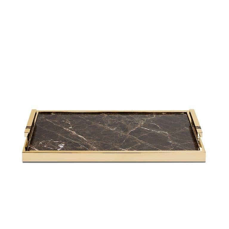 Das Fahari Medium Tray ist ein außergewöhnliches Geschirr, das zeitlose Eleganz mit skulpturaler Kunstfertigkeit verbindet. Er wurde sorgfältig entworfen, um die Schönheit natürlicher Materialien zur Geltung zu bringen, und verkörpert eine Art