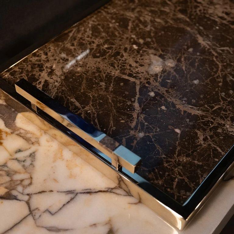 Fahari Medium - Luxuriöses Tablett aus Marmor und Messing mit goldener Oberfläche (Handgefertigt) im Angebot
