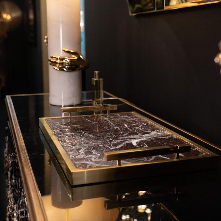 Fahari Medium - Luxuriöses Tablett aus Marmor und Messing mit goldener Oberfläche (21. Jahrhundert und zeitgenössisch) im Angebot
