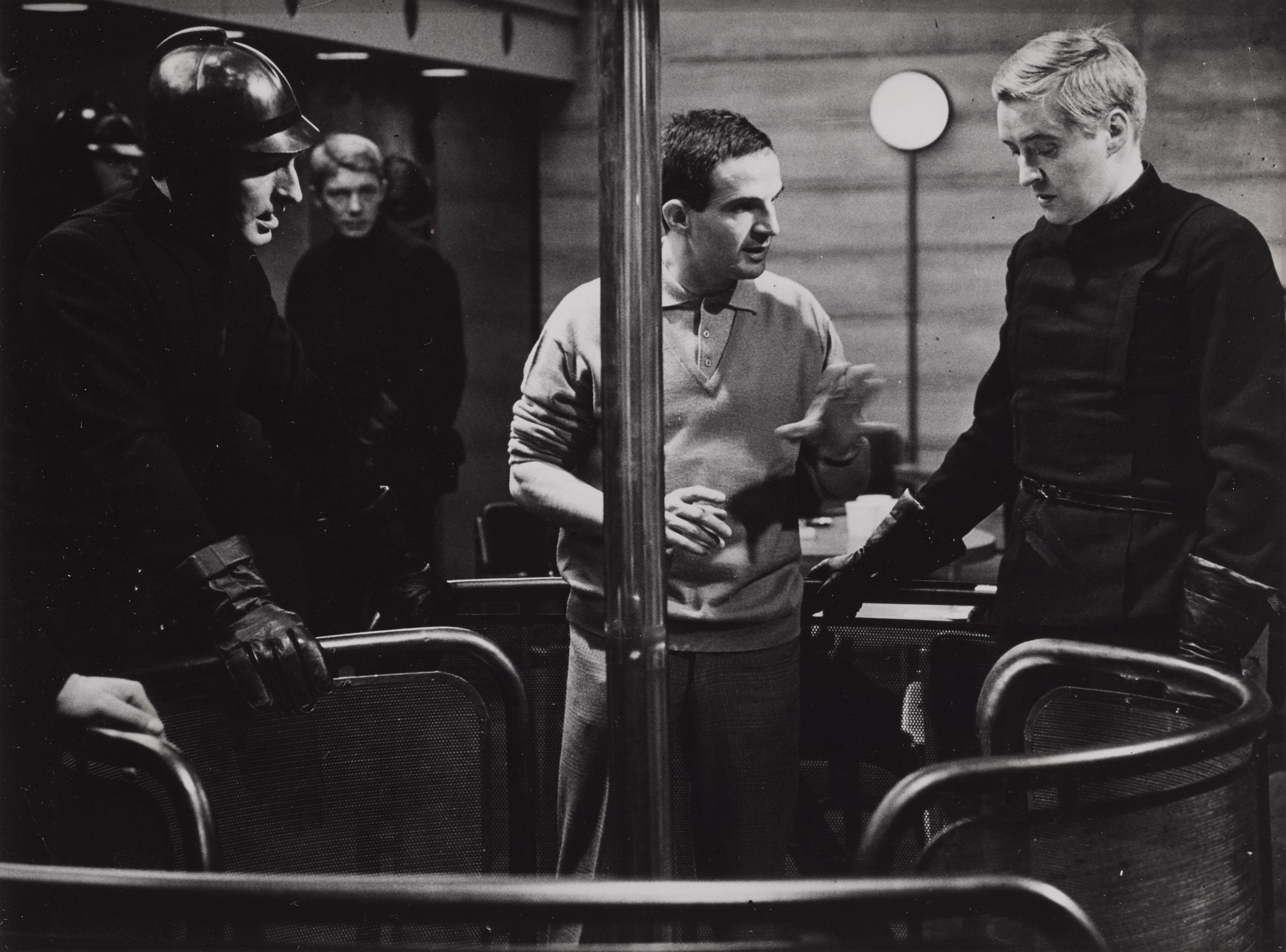Ursprüngliches offenes französisches Silbergelatine-Studiofoto aus  François Truffauts französischer New-Wave-Klassiker Fahrenheit 451 von 1966. Die Hauptrolle in diesem Film  Oskar Werner, Julie Christie und Cyril Cusack.
Dieses Foto zeigt