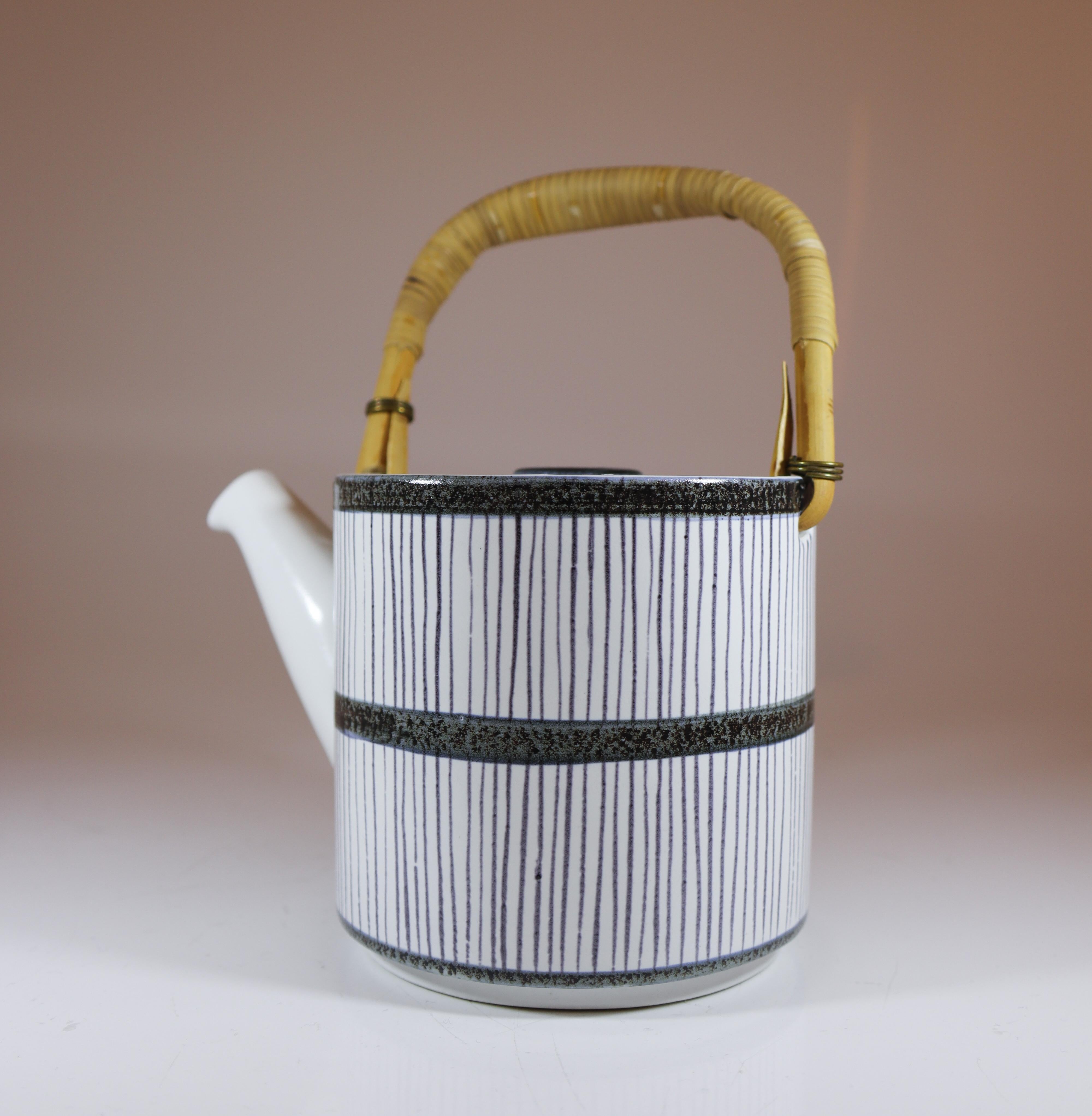 Faïence Cafetière en faïence et bambou Stig Lindberg Gustavsberg des années 1960, Vintage du milieu du siècle dernier en vente