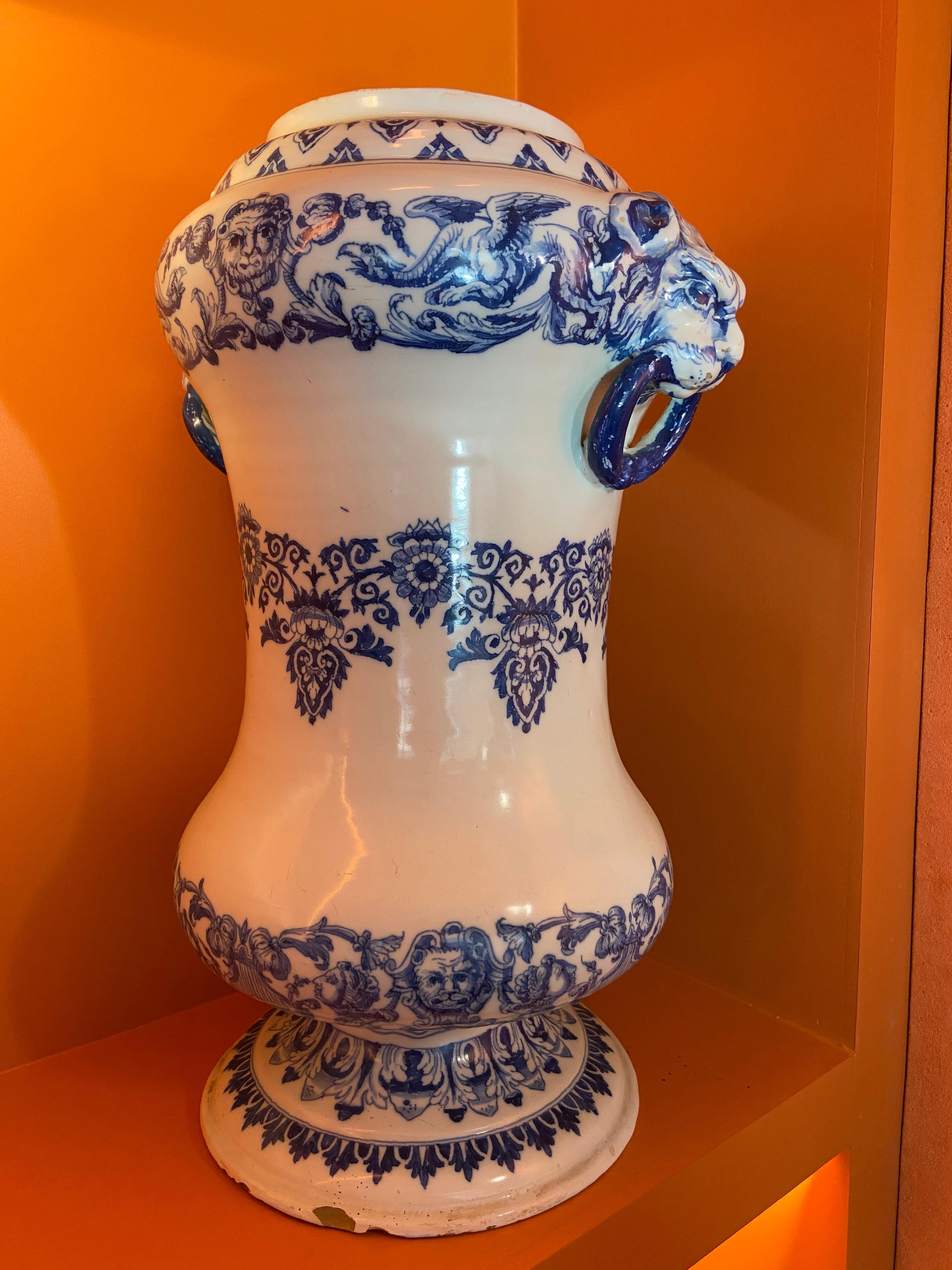 Faience Blue and White Water Cistern, Rouen or Lille, French Work, 18th Century In Good Condition For Sale In Marcq-en-Barœul, Hauts-de-France