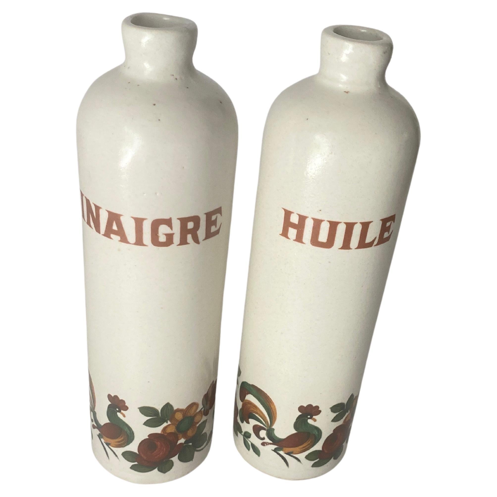 Ein Paar Öl- und Essigflaschen aus Faince in der Farbe Beige. Es wurde im 19. Jahrhundert in Frankreich hergestellt.
Verziert mit Blumen und Hahn-Muster.