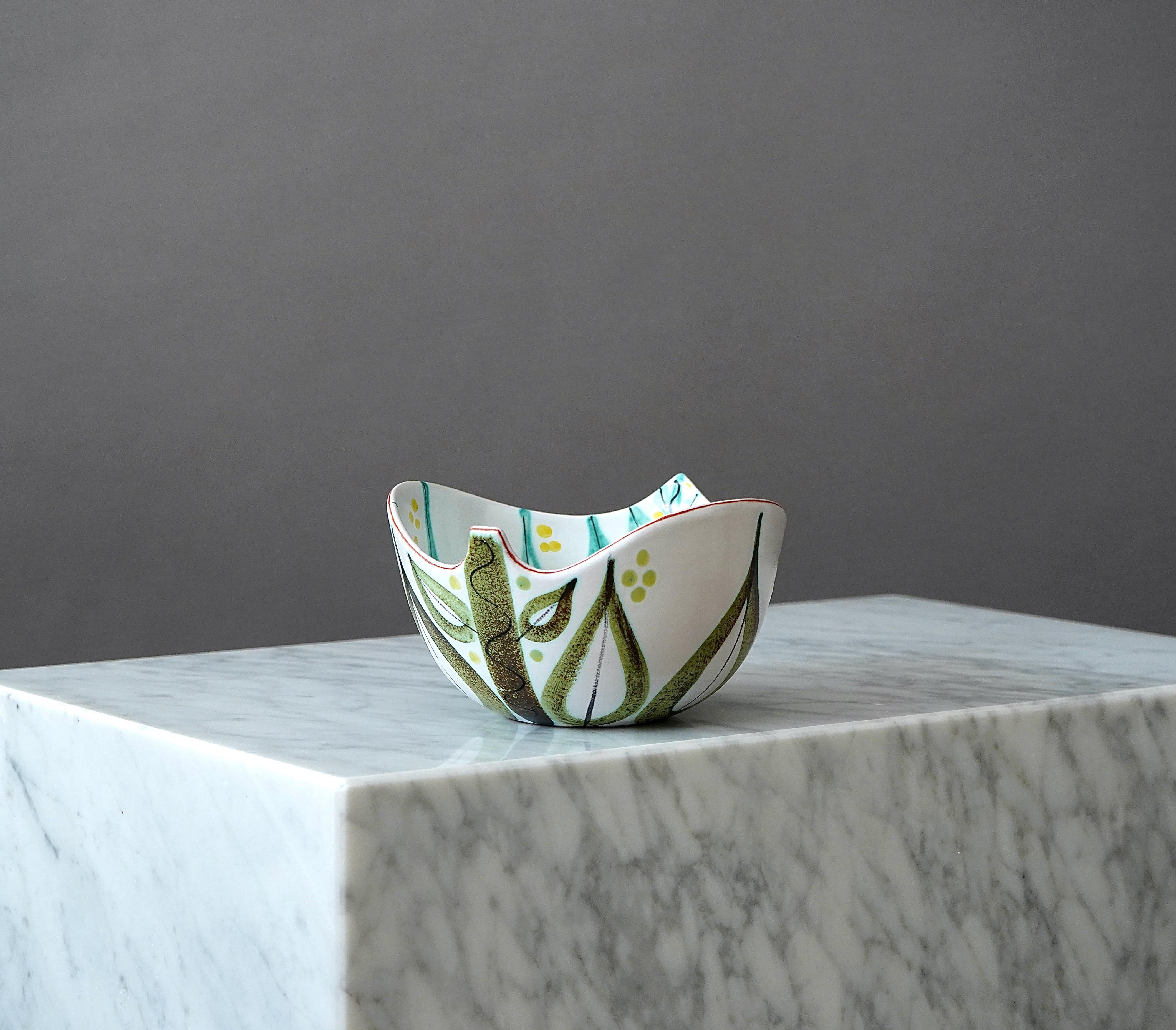 A beautiful faience bowl with amazing geometric pattern.
Designed by Stig Lindberg in Gustavsberg Studio, Sweden, 1950s.

Excellent condition.
Signed with the Gustavsberg studio hand.

Stig Lindberg and Gustavsberg’s artistic leader Wilhelm Kåge