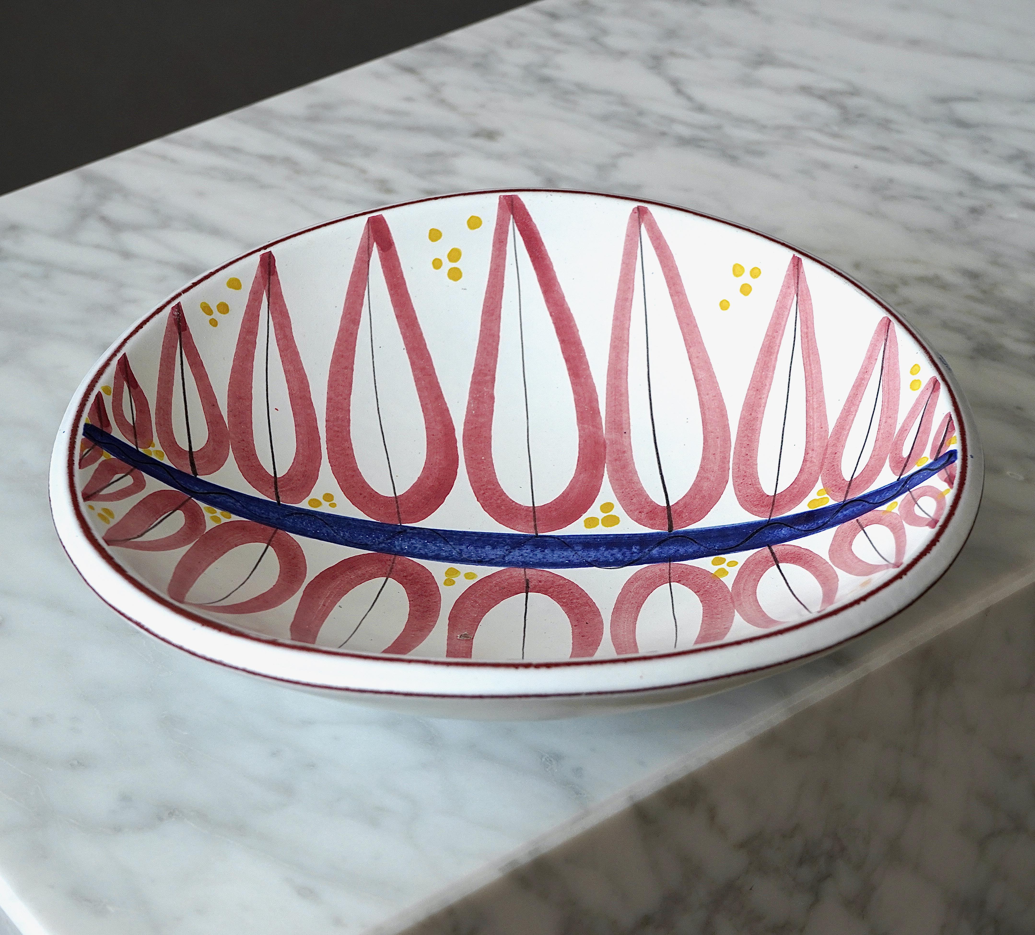 A beautiful faience bowl with amazing geometric pattern.
Designed by Stig Lindberg in Gustavsberg Studio, Sweden, 1950s.

Good condition (there is a small mark in the glaze shown in detail picture).
Signed with the Gustavsberg studio hand.

Stig