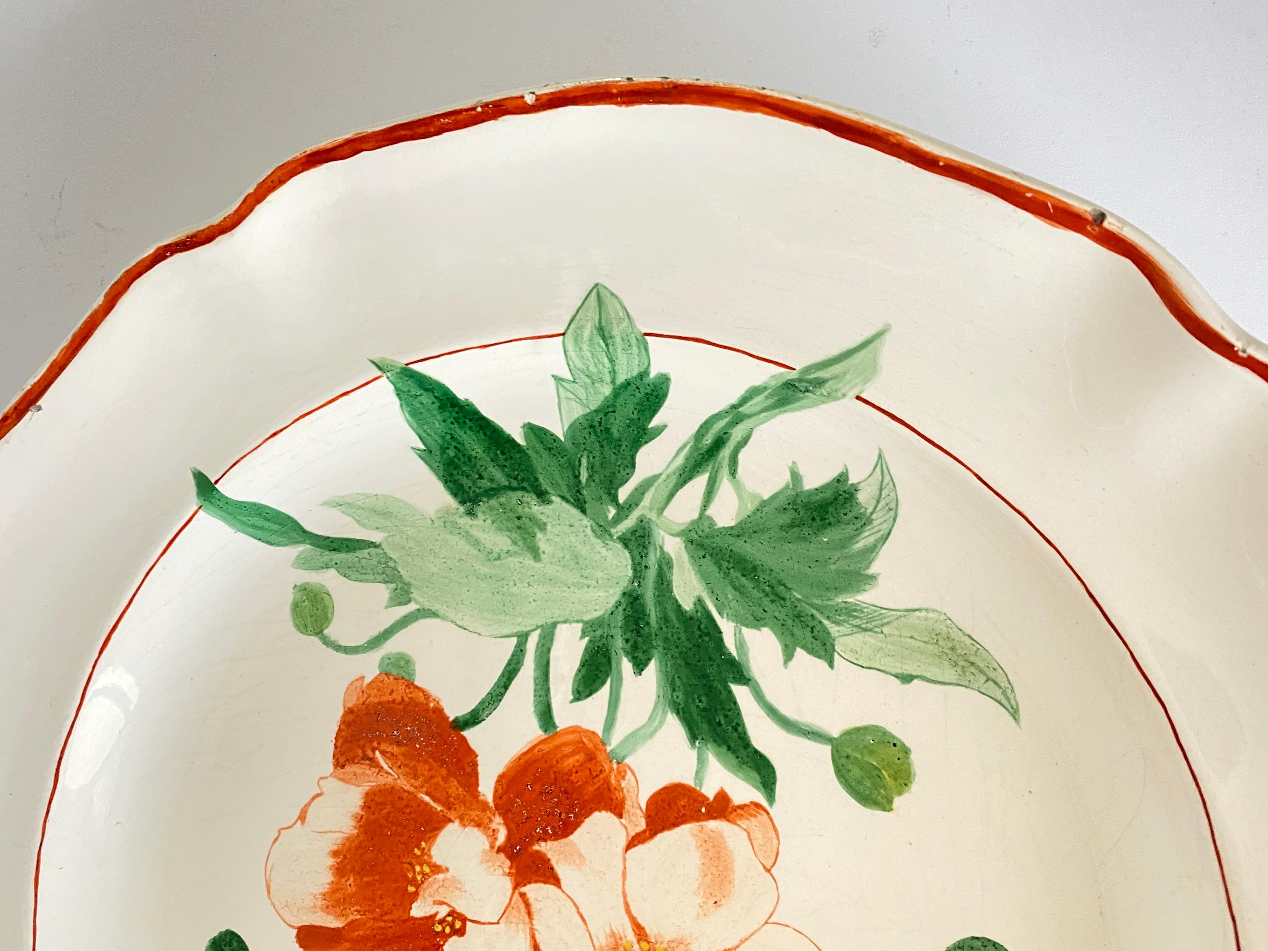 Vieux plat de Luneville. Ce plat est en faïence, et a été fabriqué en France, au cours du 19ème siècle.
Les couleurs sont le vert et le rouge, l'orange. Il est signé.