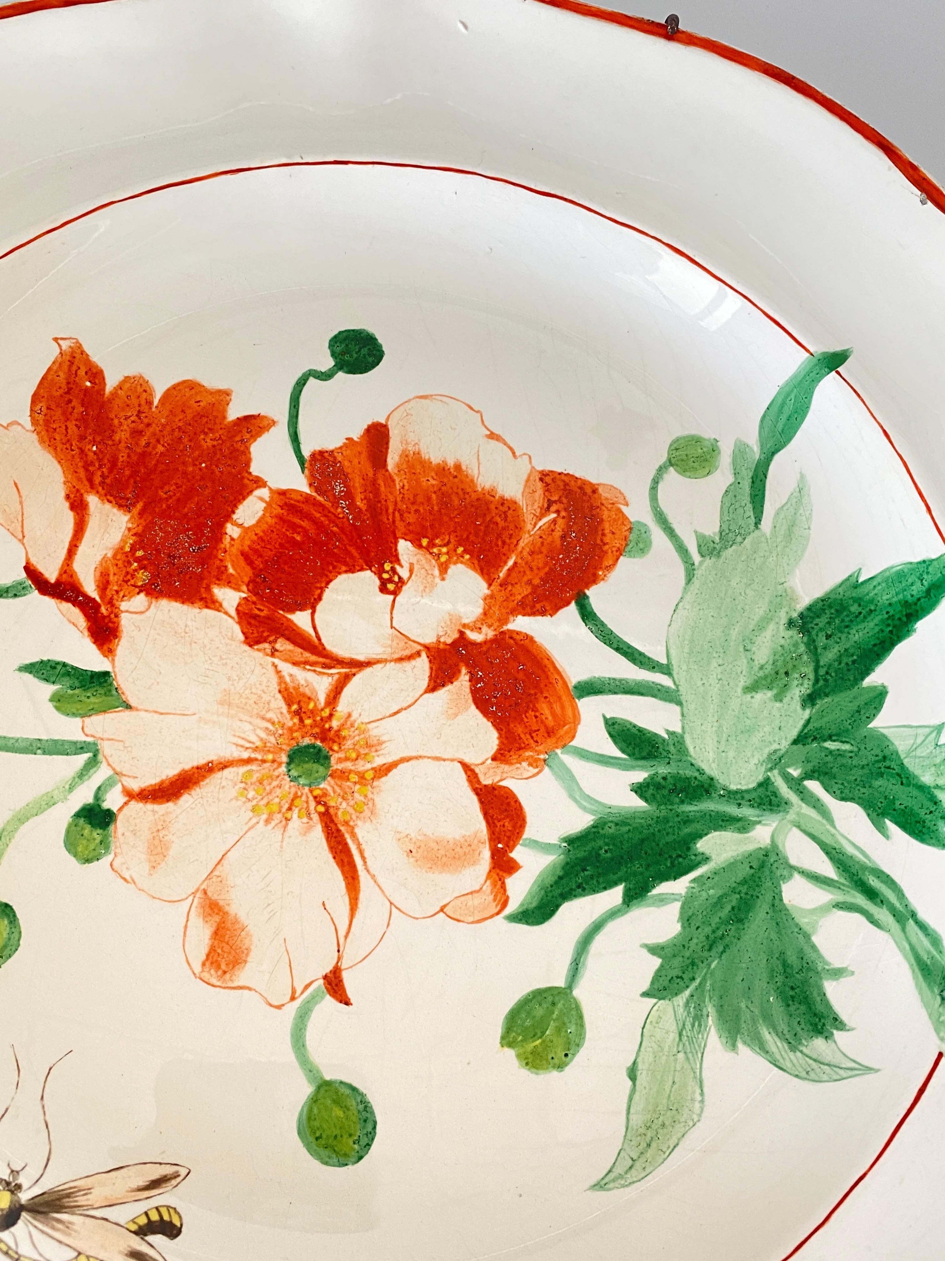 Fayenceschale, von Luneville, mit Schmetterling- und Blumendekor, Frankreich, 19. Jahrhundert, signiert im Zustand „Gut“ im Angebot in Auribeau sur Siagne, FR