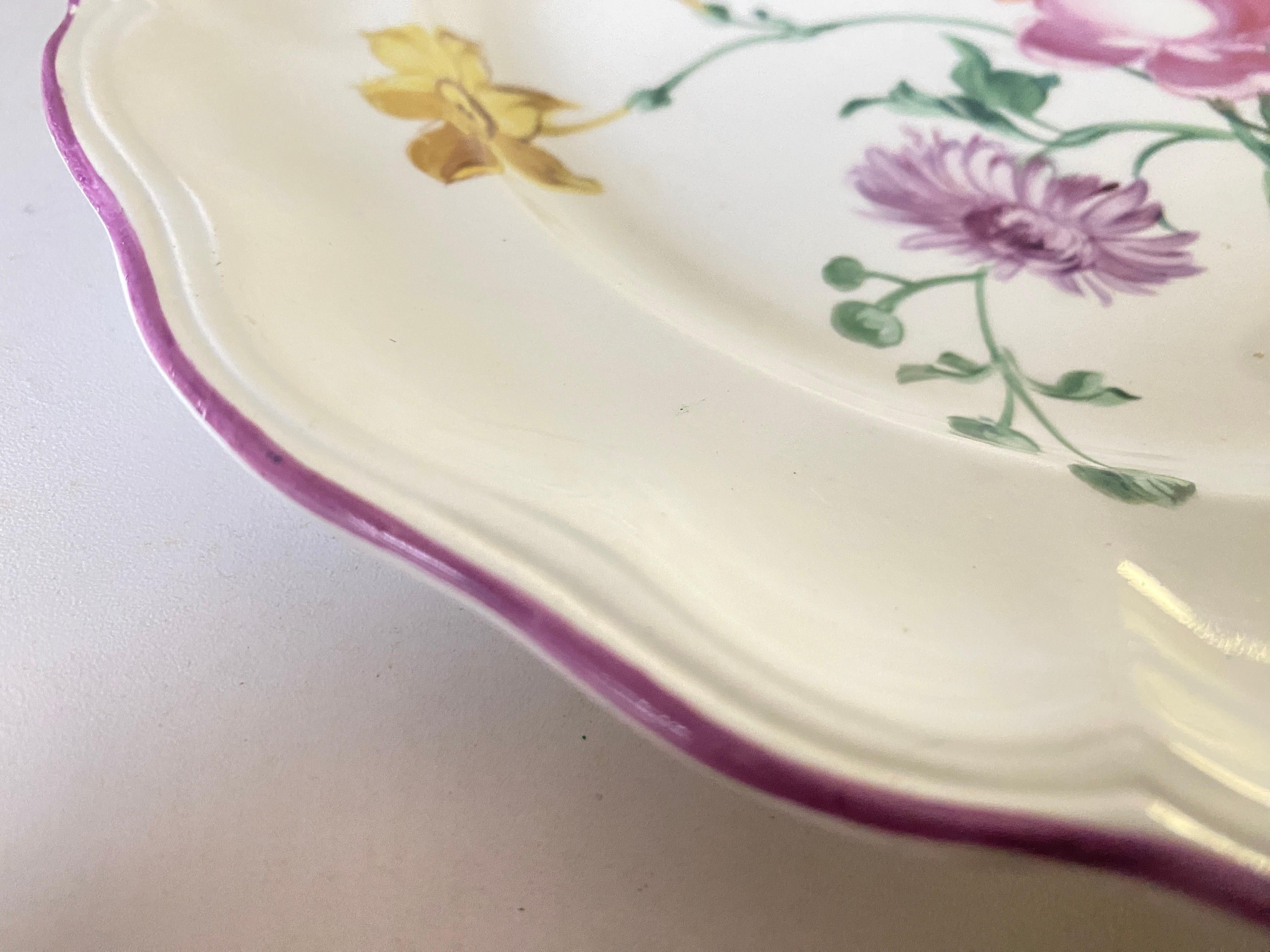 Old dish by Luneville. This dish is in Faience, and has been made in France, during the 19th century.
The colors are green and yellow, purple. It is signed.