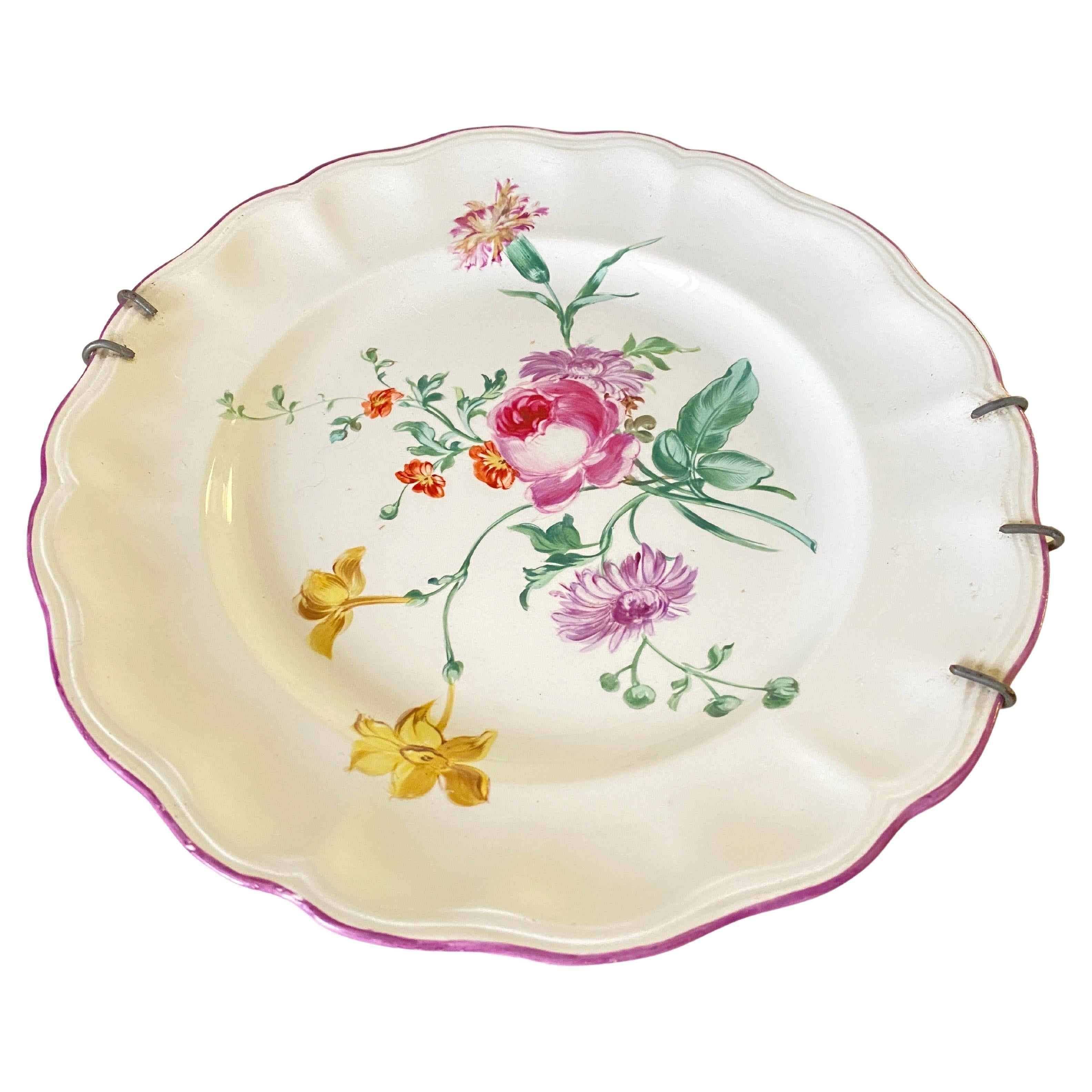 Plato de loza, de Luneville, con decoración de flores Francia Siglo XIX, Firmado