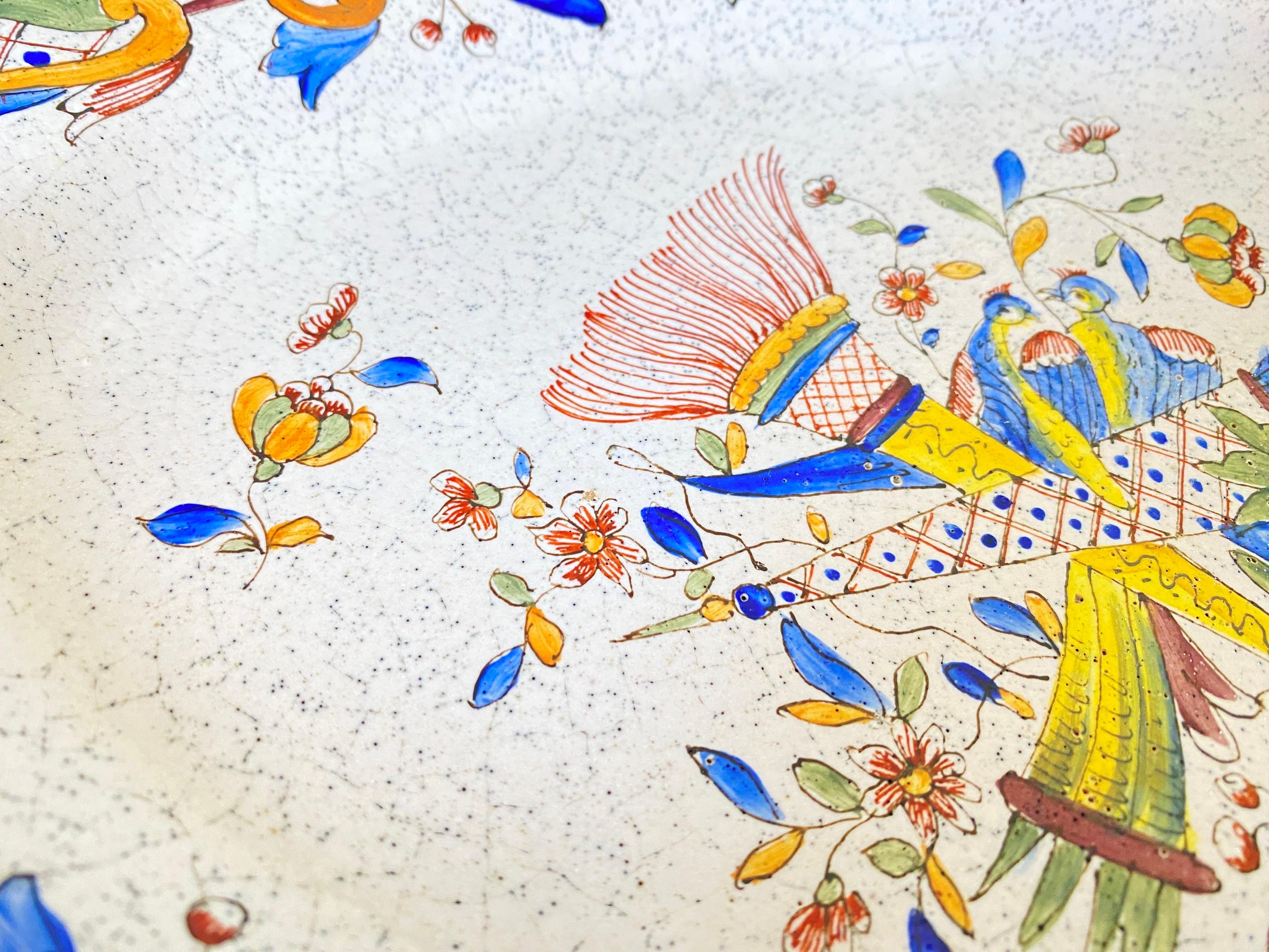Fayenceschale, von Malicorne, mit Vögeln und Blumendekor, Frankreich 19. Jahrhundert, signiert (Französische Provence) im Angebot