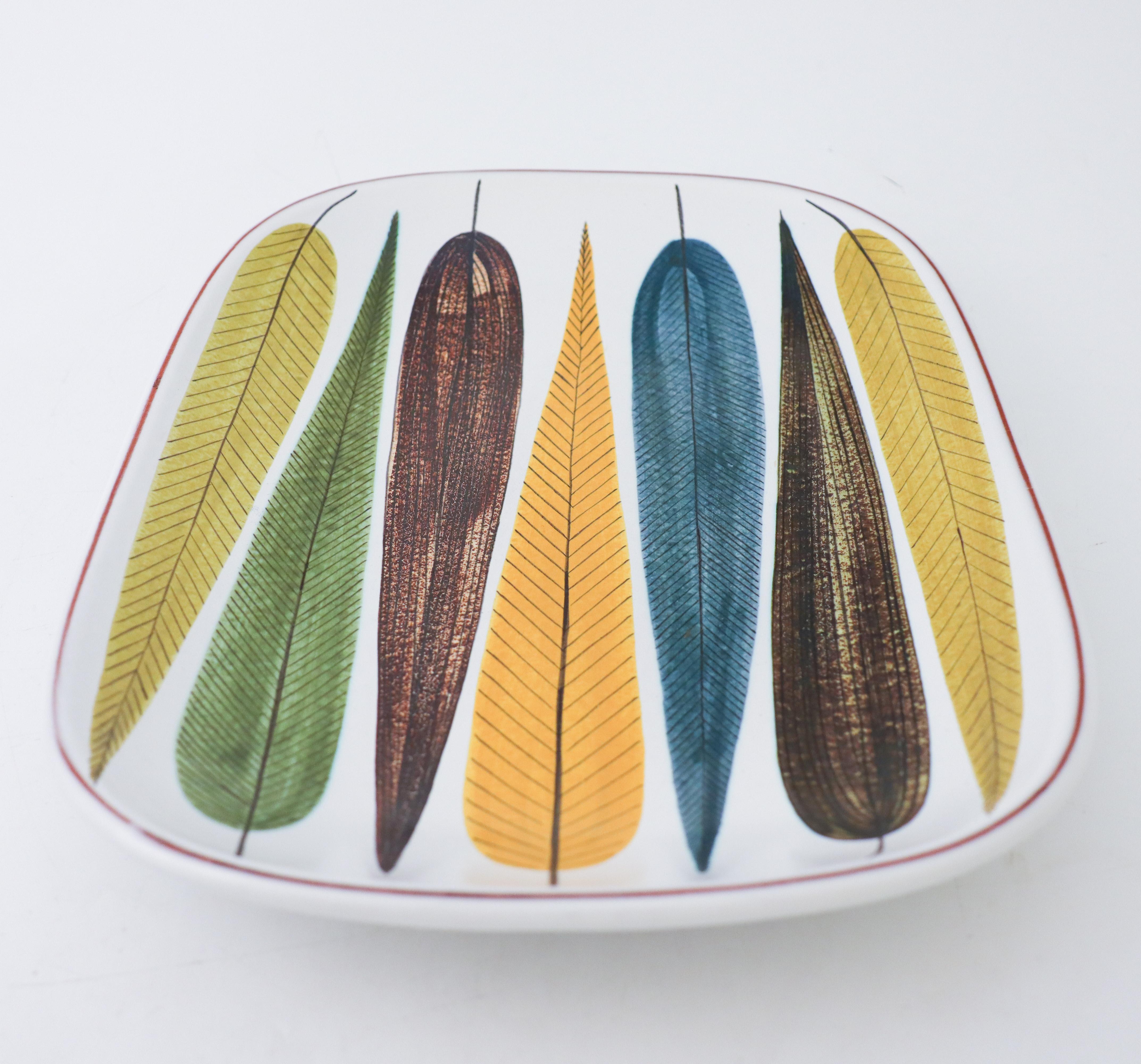 A large dish in faience designed by Stig Lindberg at Gustavsberg Studio with a lovely decor of leafs, it´s 32.5 x 25 cm (12.8