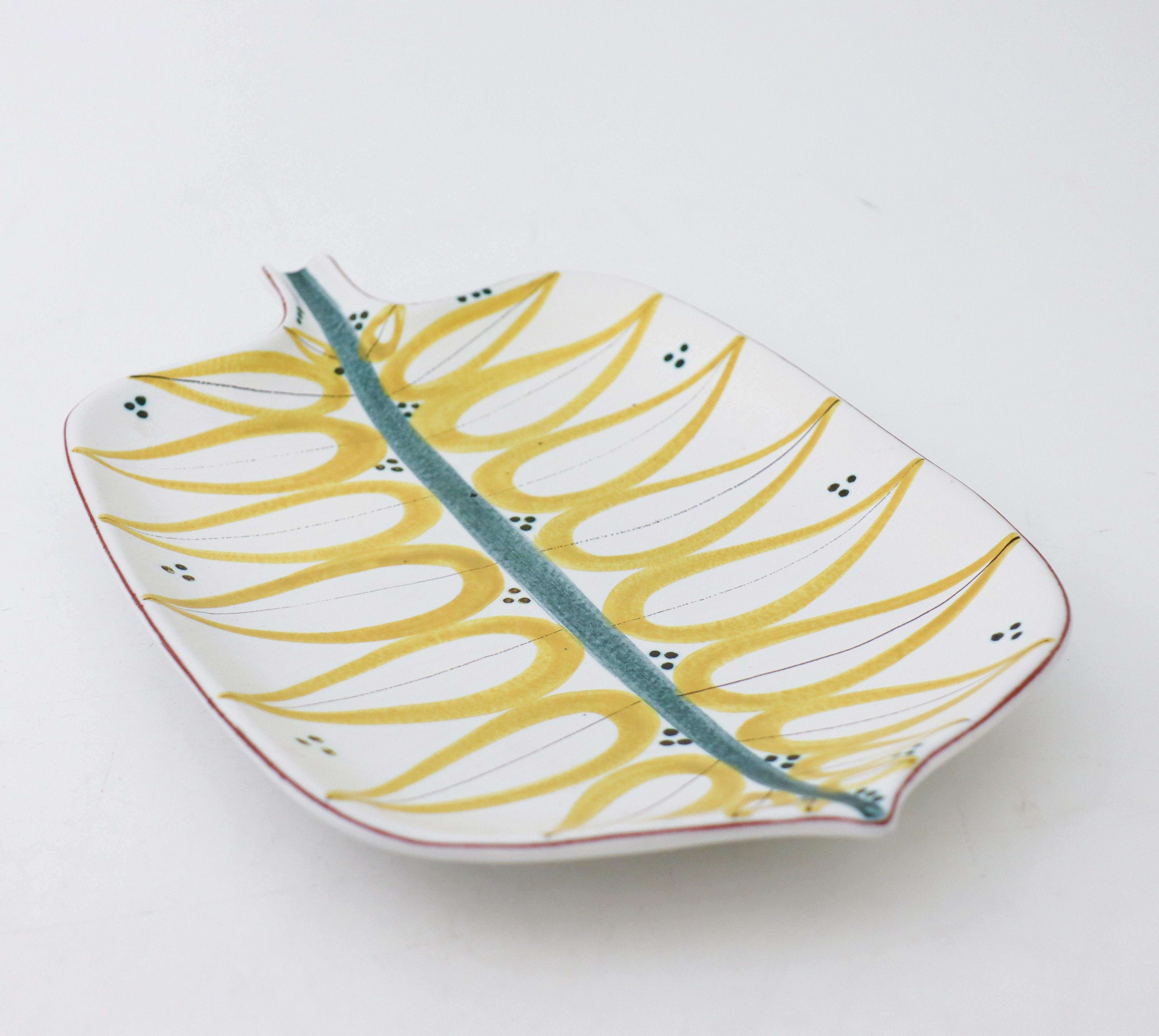 A large dish in faience designed by Stig Lindberg at Gustavsberg Studio, it´s 30 x 19,5 cm (12
