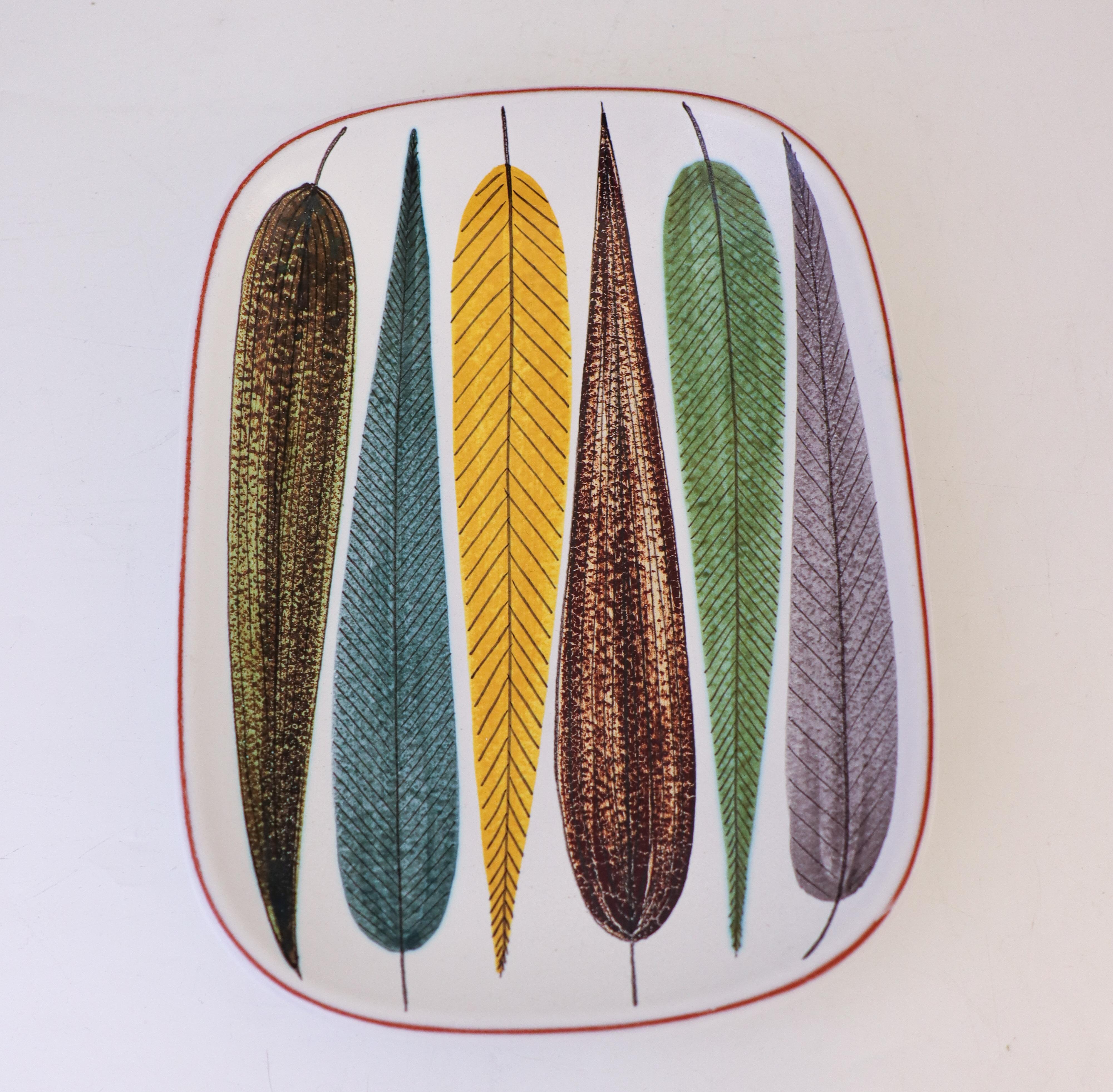 Un delizioso piatto in maiolica disegnato da Stig Lindberg presso lo Studio Gustavsberg, misura 25,5 x 19,5 cm (10,2