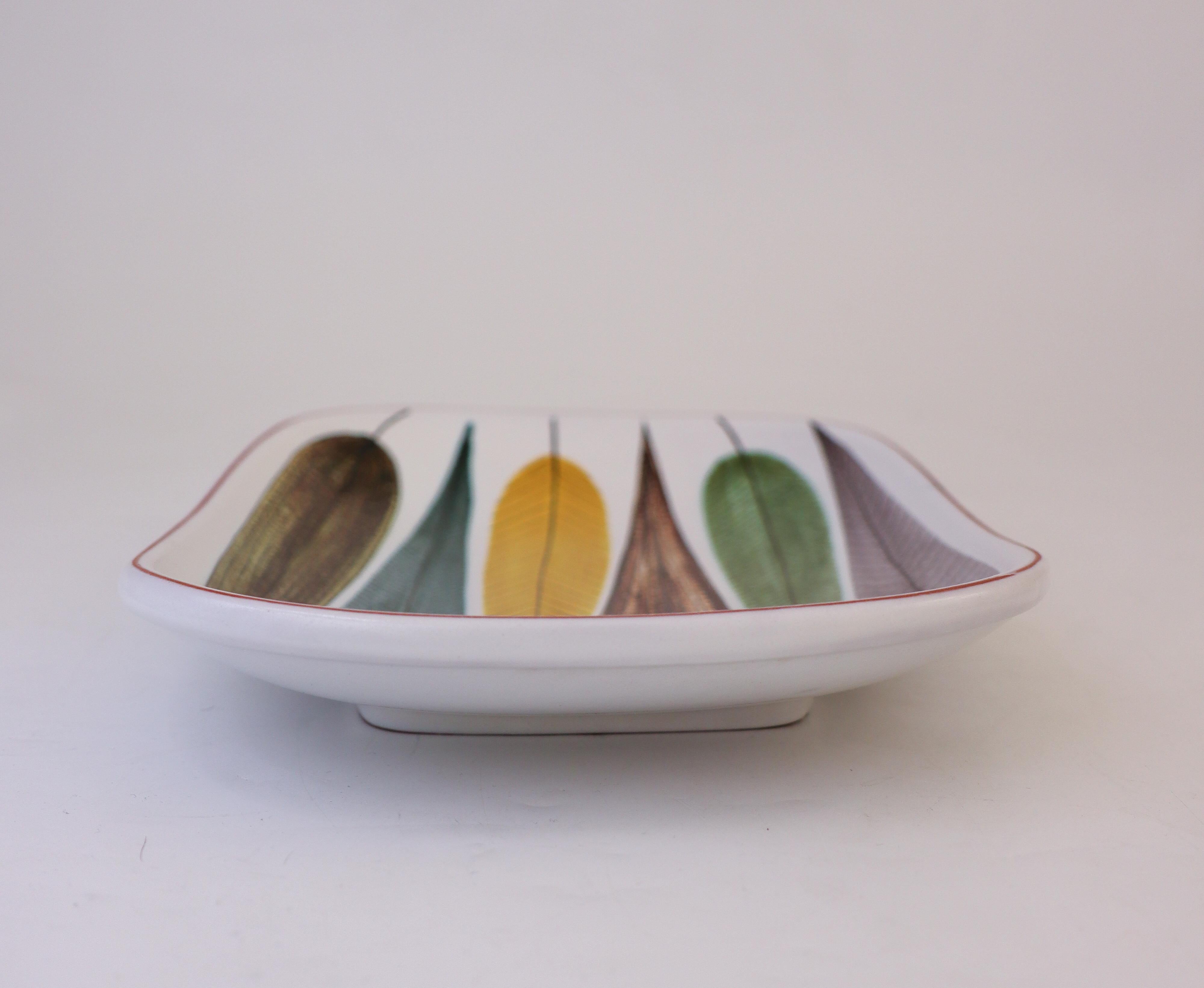 Scandinavo moderno Piatto in maiolica con foglie - Stig Lindberg - Gustavsberg Studio - metà del 20° secolo in vendita